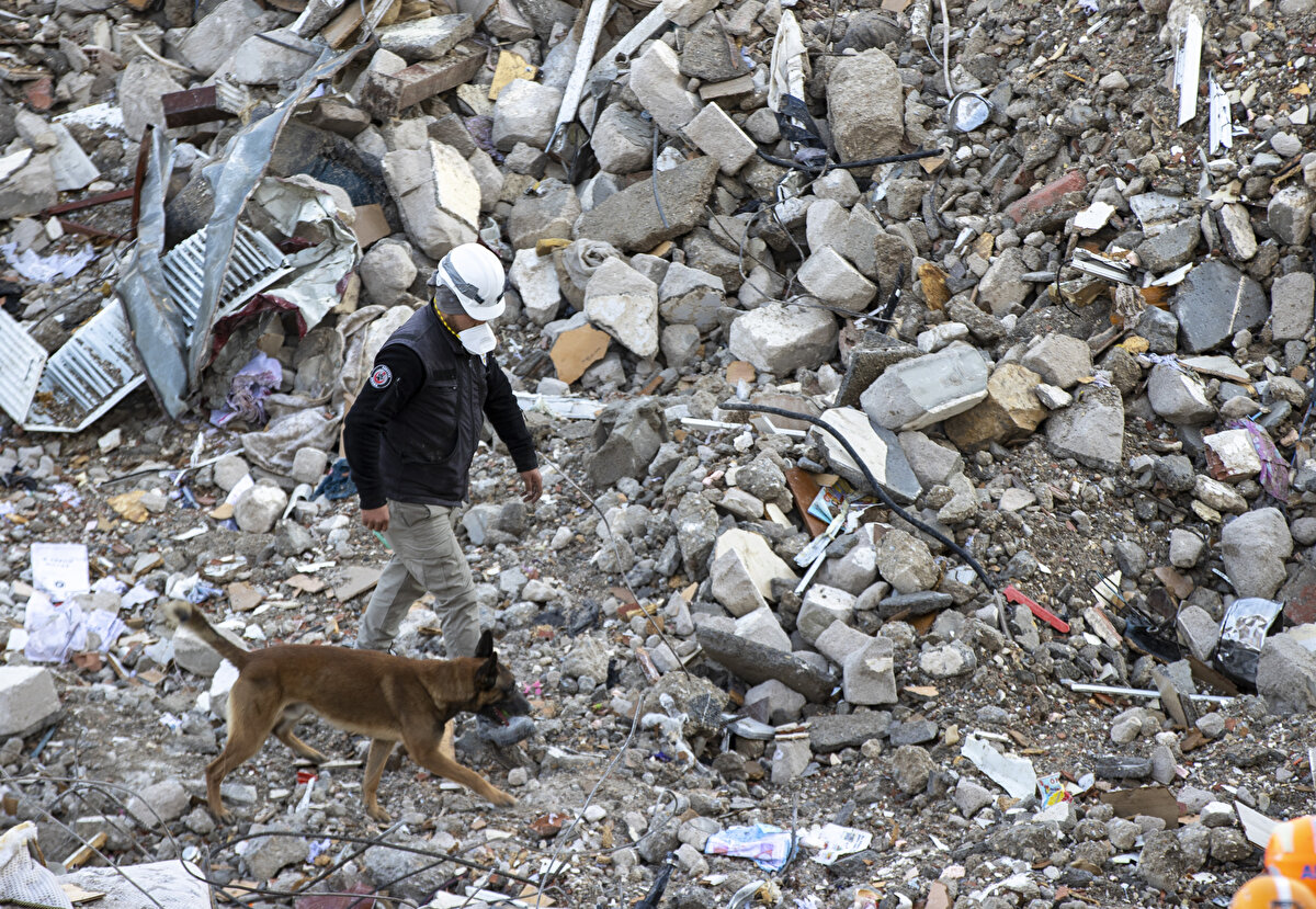 Yaraların sarılması için ellerinden gelenin fazlasını yapmaya çalıştıklarını anlatan Karakuş, "Burada enkaz kaldırma çalışmalarına yardımcı oluyoruz. Buradan moloz çekiyoruz. Yaz aylarında yangınlarda çalışmıştık. Olağanüstü hallerde yardıma koşuyoruz. Milletimizin yanındayız. Günde 15-20 sefer yapıyorum." dedi.<br><br>