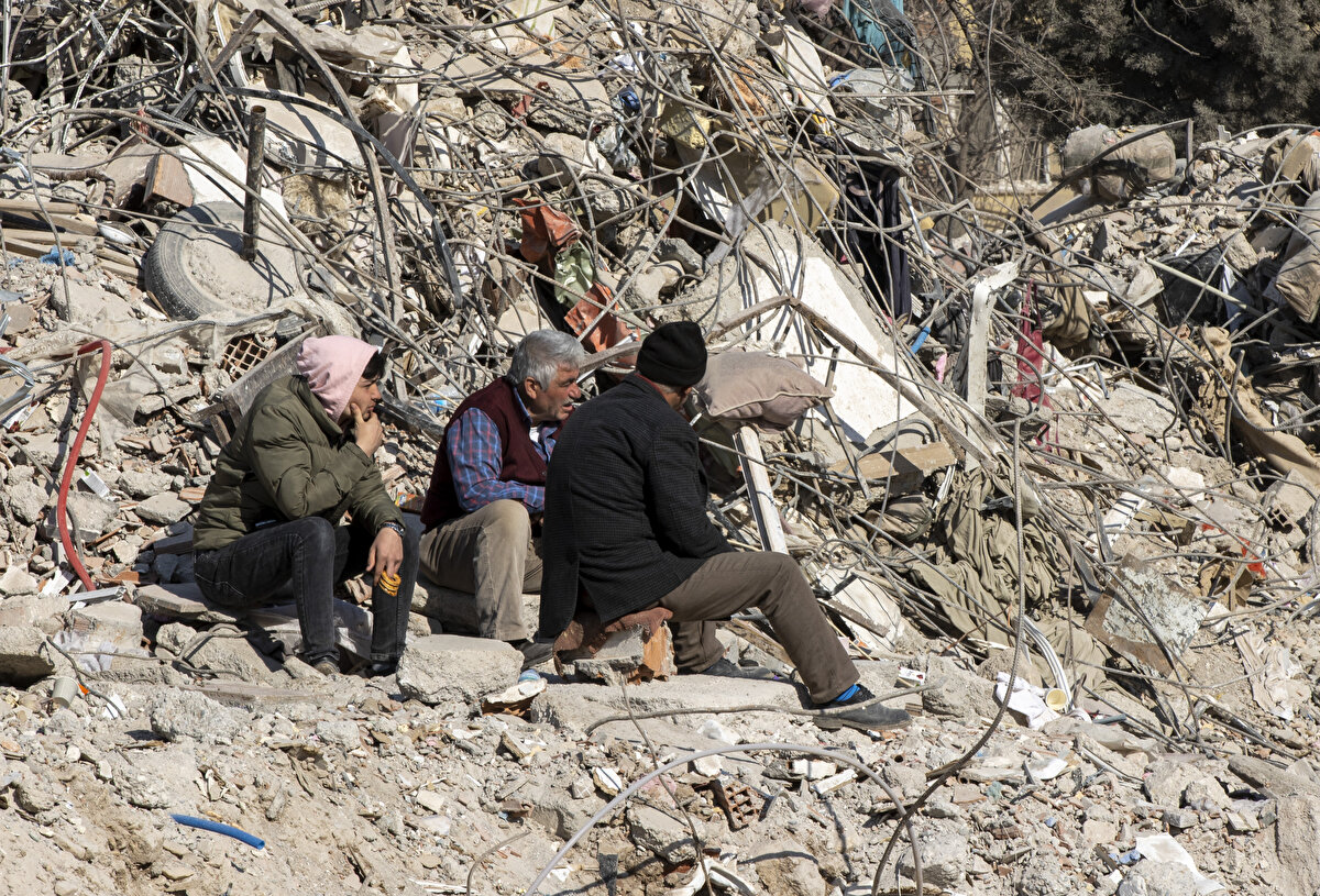 Türkiye'nin birçok şehrinden gelerek enkaz kaldırma çalışmalarına yardım eden kamyon şoförleri ve iş makinesi operatörleri, 7/24 çalışmalarını sürdürüyor.<br><br>