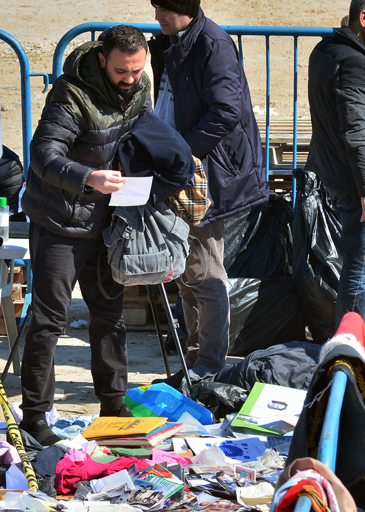 Depremde yıkılan Zeray Apartmanı'nın enkazından 30'uncu saatte sağ olarak kurtarılan ancak ailesini kaybeden Ali Sarı, "4'üncü katta oturuyorduk. 30'uncu saatte beni çıkardılar. Fakat annemi, babamı, kız kardeşimi, ağabeyimi, her şeyimi kaybettim. Eşyalar arasından sadece ağabeyimin fotoğrafını ve bir yorganı bulabildim. Sözün bittiği yerdeyim. Diyecek bir şey bulamıyorum" dedi.