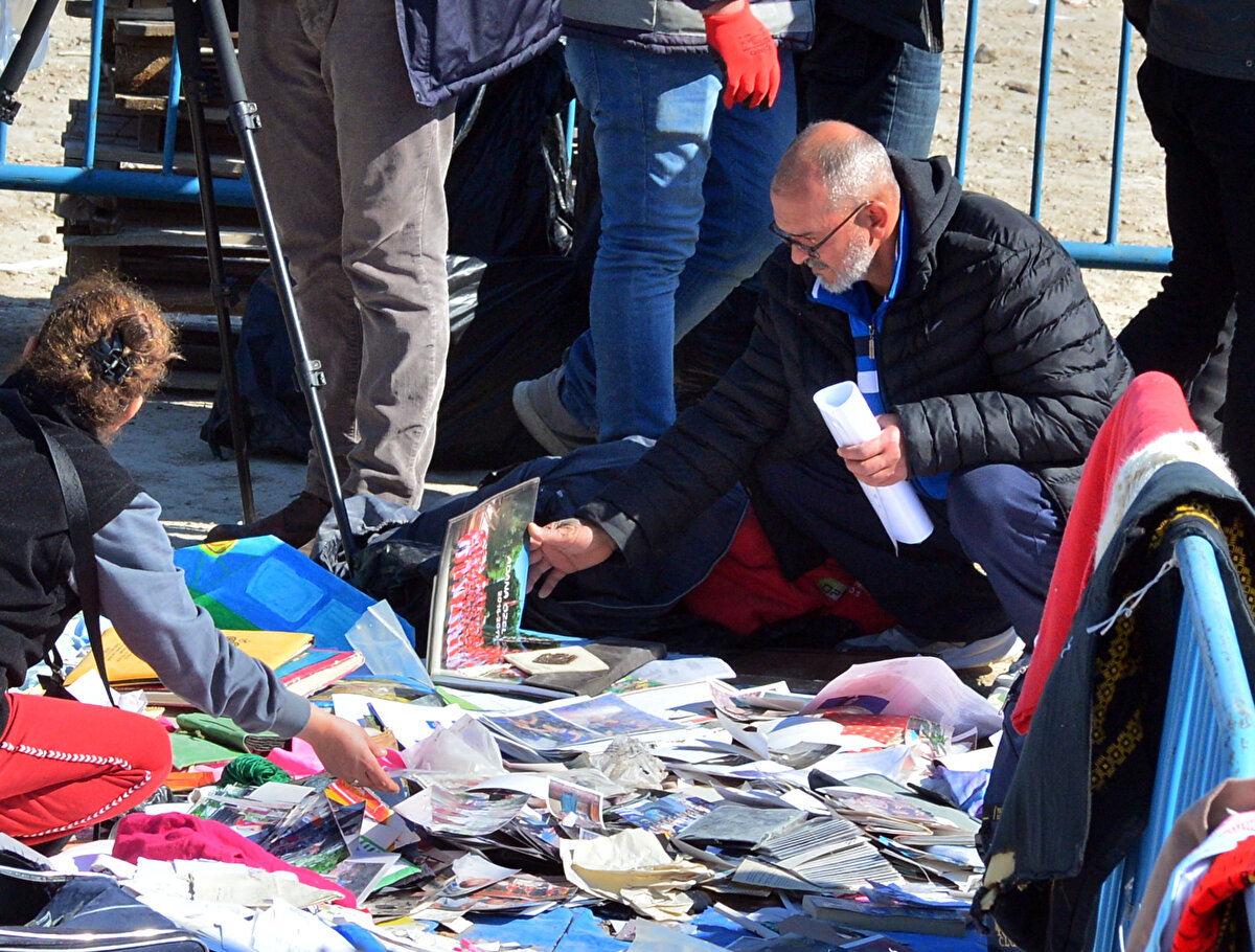 Depremde yakınlarını kaybedenler ise araziye gelip, eşya yığınları arasında anılarını aradı. Kimisi bir yakınının eşyasını buldu, kimisi de bir fotoğraf karesi ile yetindi.