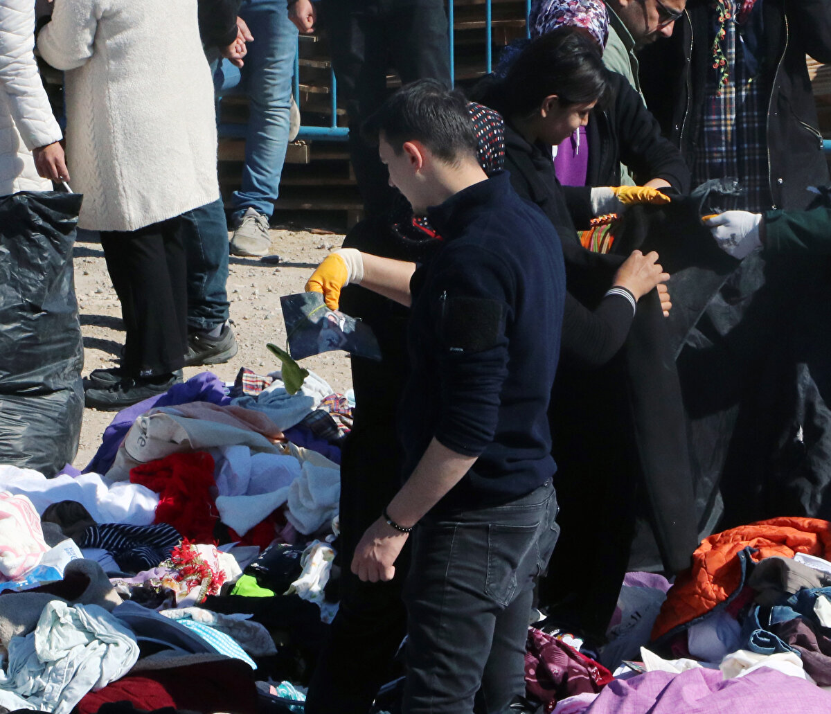 Kentte arama-kurtarma çalışmalarının tamamlanmasının ardından yıkılan binaların enkazı, Çukurova ilçesindeki boş bir araziye götürüldü.