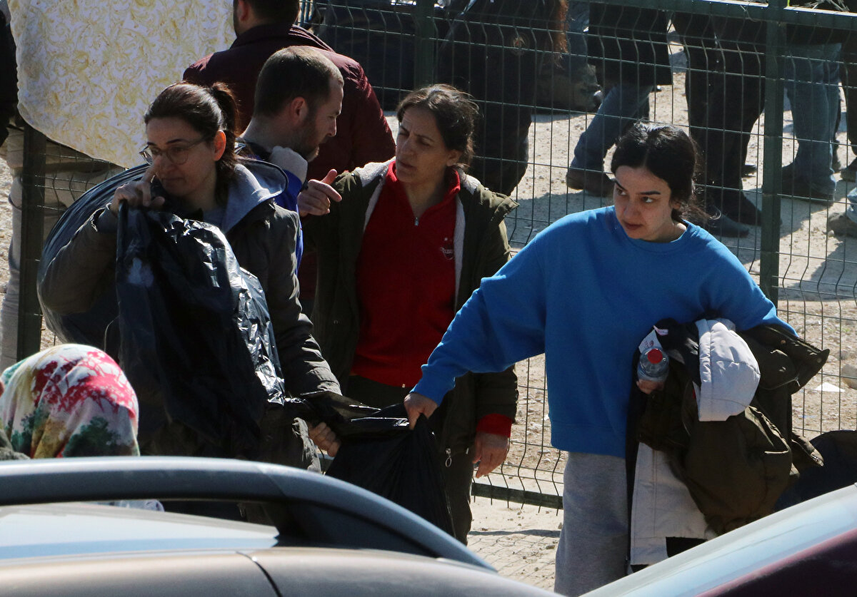 Enkazdan çıkan ya da molozlardan ayıklanan eşyalar da aynı bölgede toplanıp, polis ekiplerince muhafaza edildi.
