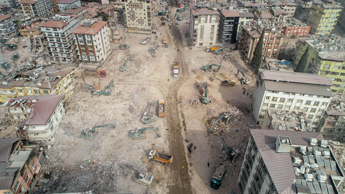 Yapılan çalışmalar ve enkaz kaldırma süreci dron ile görüntülendi. 