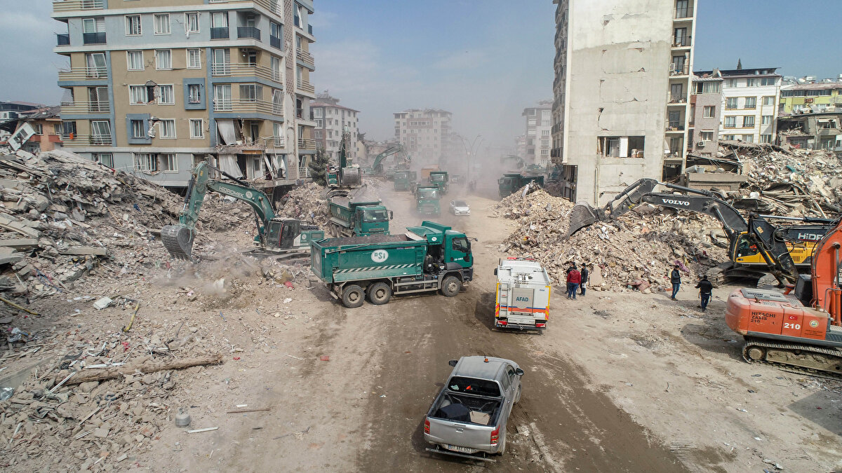 “6 Şubat 2023 tarihinde yaşanan deprem felaketi sonucu yıkılan binalarda 19 Şubat 2023 Pazar günü itibarıyla enkaz kaldırma çalışması yapılmaya başlanacaktır. Aşağıdaki ekli listede belirtilen adreslerde bina sakinleri istedikleri takdirde enkaz kaldırma çalışmalarına refakat edebileceklerdir. Yapılan planlama çerçevesinde ilerleyen günlerde yapılacak enkaz kaldırma çalışmalarına ilişkin güncel adres listesi bilahare valiliğimiz web sitesi üzerinden paylaşılacaktır"