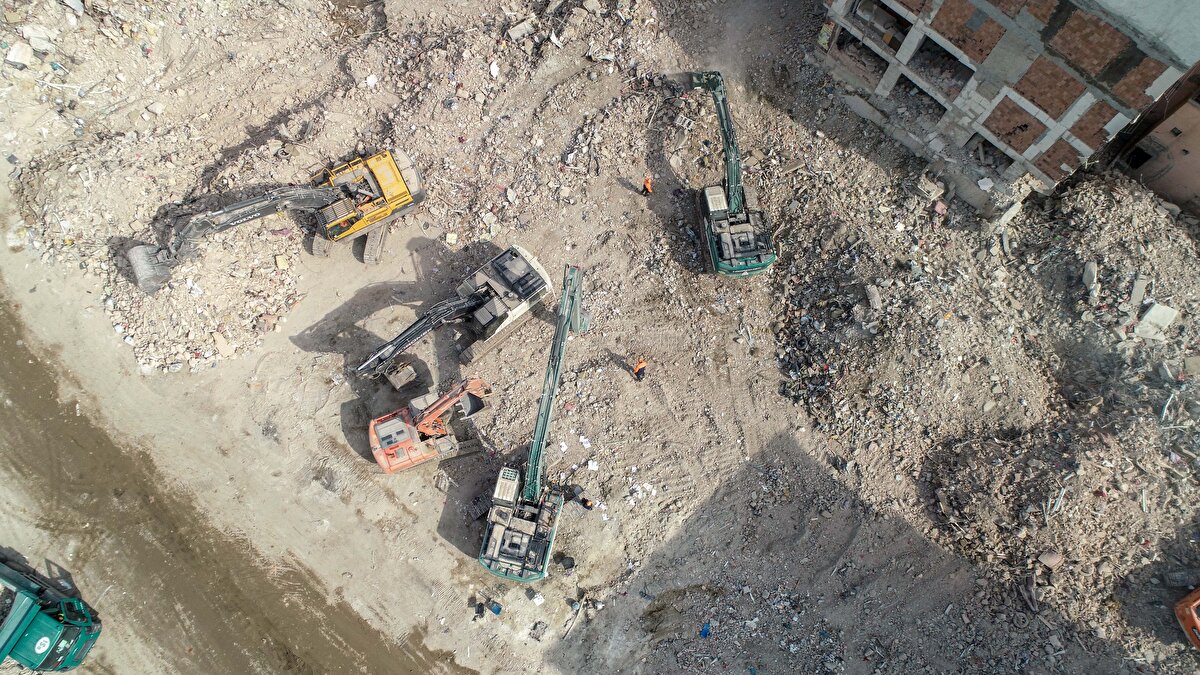 Kentteki yüzlerce bina yerle bir olurken, yıkılan binaların çoğunda arama- kurtarma çalışmaları, yerini enkaz kaldırma çalışmasına bıraktı. Hasarlı bazı binalar için ise yıkım çalışmaları başlatıldı.