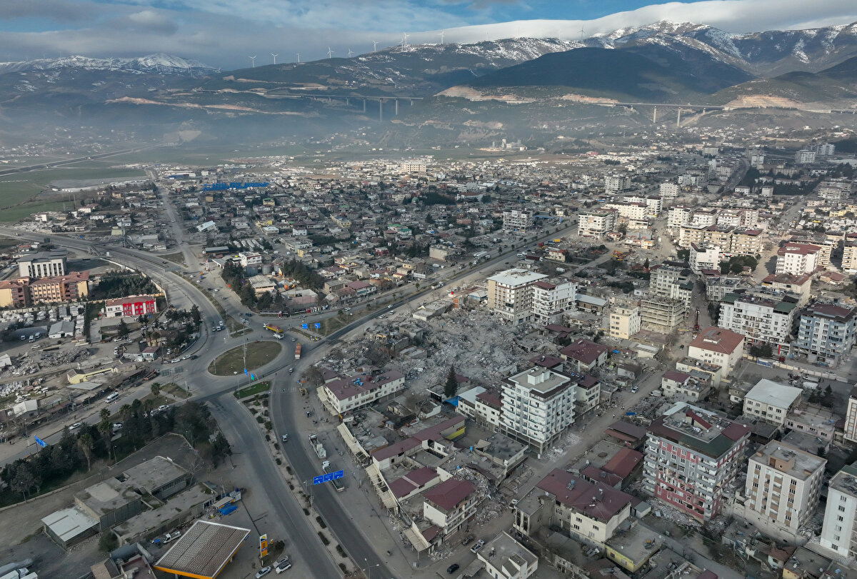Kahramanmaraş'ın Pazarcık ve Elbistan ilçelerinde 6 Şubat'ta meydana gelen 7,7 ve 7,6 büyüklüğündeki depremlerde Nurdağı ilçesi büyük ölçüde enkaz yığınına döndü.<br><br>Arama kurtarma çalışmalarının tamamlandığı ilçe merkezinde enkaz kaldırma ve hasar tespit çalışmaları devam ediyor.