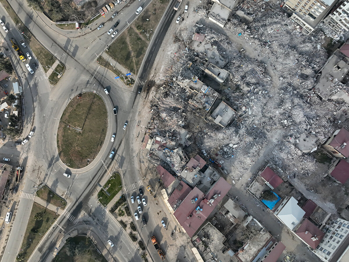 Duvarları yıkılan bazı evlerin iç kısmı sokaktan görülebiliyor. Yıkılan bir evin balonlar asılı duvarı ile yıkıntılar arasındaki oyuncak ve bisikletler yürek burkuyor.<br>