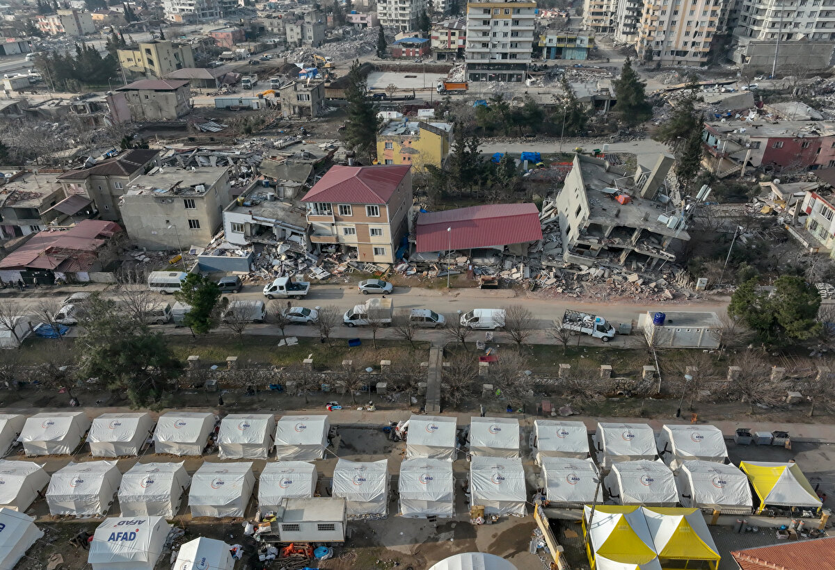 "İlçede her yer dümdüz oldu"<br><br>Depremzede Serpil Avcı, AA muhabirine, depremde çok büyük korku ve üzüntü yaşadıklarını ifade ederek, "Bizi duvardan duvara vurdu. Çok kötü hissettik. Soğukta gece yarısı çocuklarımızla beraber kendimizi sokağa attık. Evimiz ve dükkanımız yıkıldı. Çadırda yaşamaya devam ediyoruz. Nurdağı diye bir şey kalmadı. Hepsi yerle bir oldu." dedi.