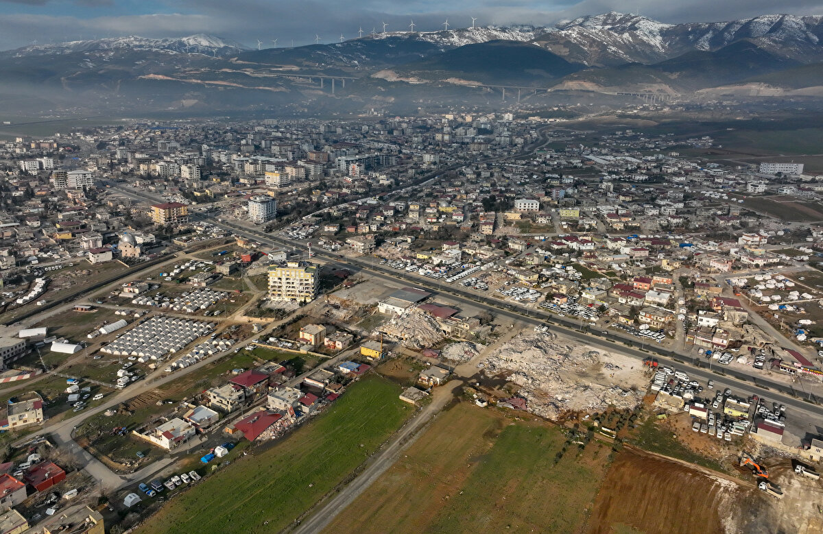 İlk andan itibaren hükümet, yerel yönetim, sivil toplum kuruluşları ve halkın işbirliğiyle depremin açtığı yaralar sarılmaya çalışılırken, ilçede 28 mutfakta günlük 75-80 bin kişiye yemek veriliyor.<br>