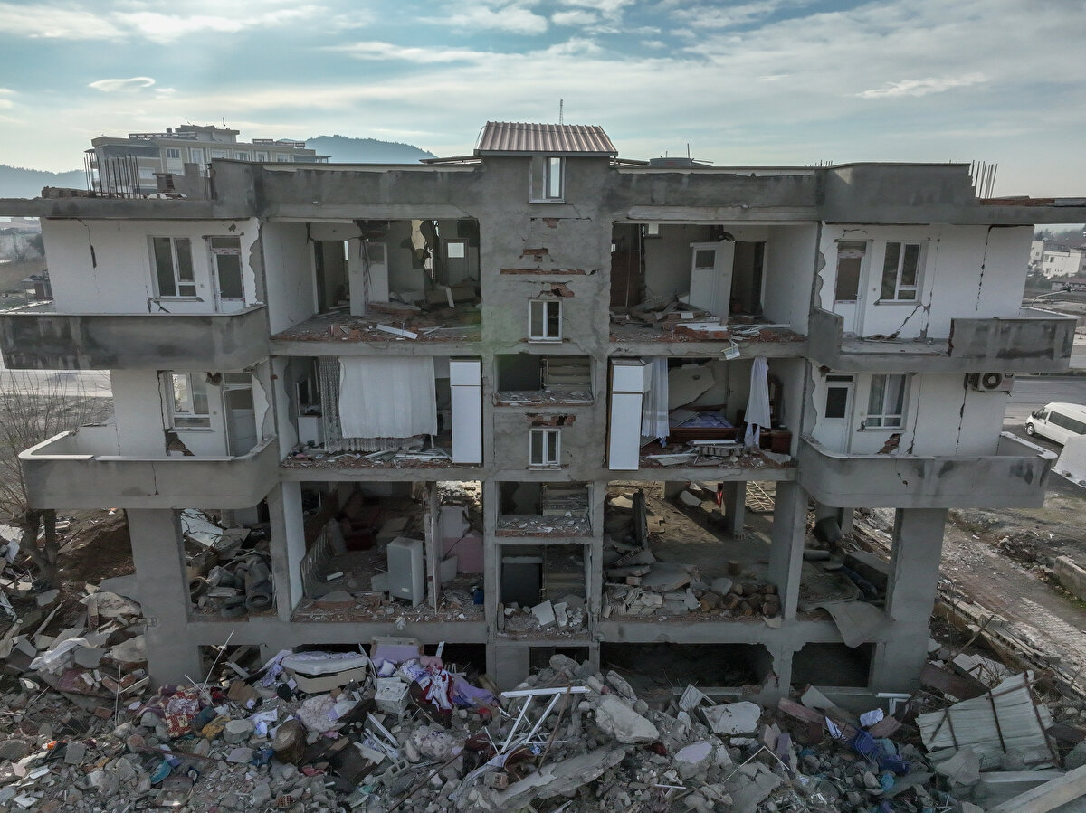 Mustafa Avcı ise depremden önce ilçenin, havasıyla ve insanıyla tam yaşanabilecek bir yer olduğunu ancak bu afetle yok olduğunu dile getirdi.<br>