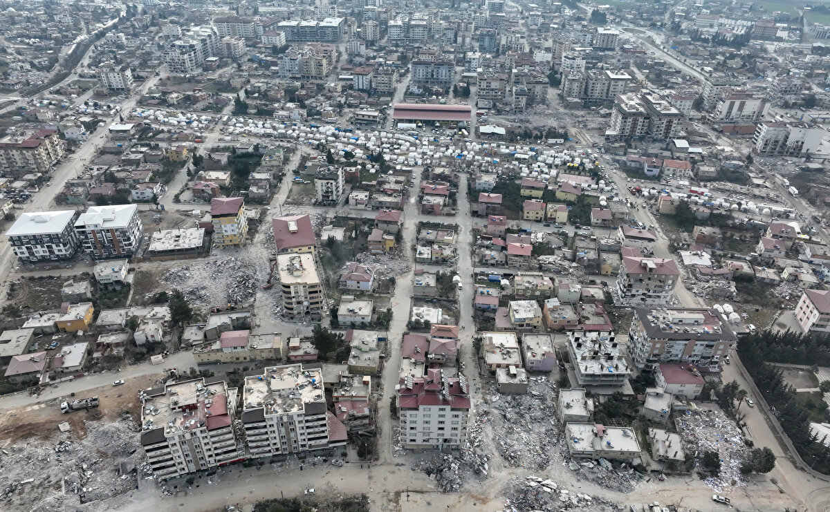 Çok sayıda kişinin çadırlarda yaşamını sürdürdüğü ilçede, Çevre, Şehircilik ve İklim Değişikliği Bakanı Murat Kurum'un koordinatörlüğünde, TOKİ ve Emlak Konut Genel Müdürlüğünce, depremzedelerin yaşayacağı geçici barınma alanları için çalışmalar devam ediyor.<br>
