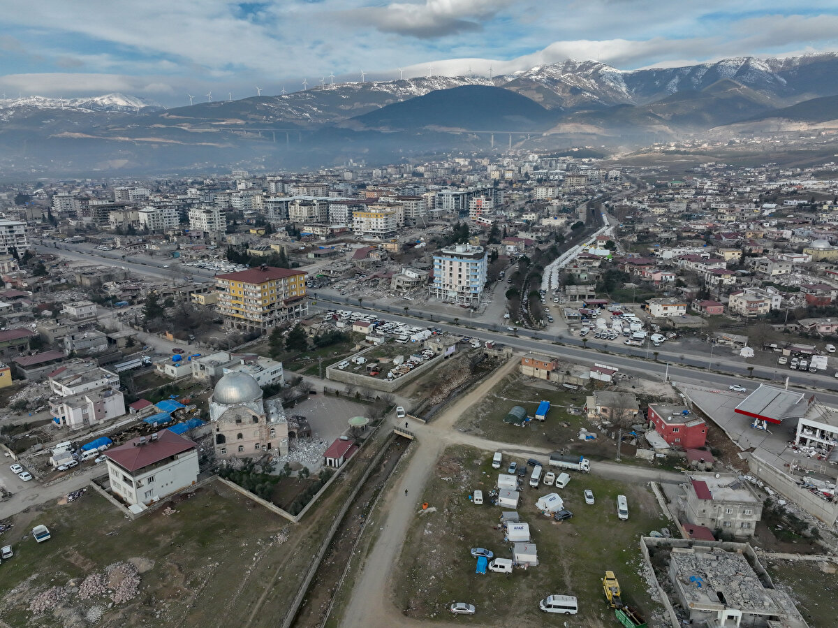 Avcı, depremzedelere yapılan yardımlar için teşekkür ederek, "Devletimizden, milletimizden, herkesten Allah razı olsun. Herkes yardımımıza koştu. Yabancı ülkelerden bile çok gelen oldu." dedi.<br>