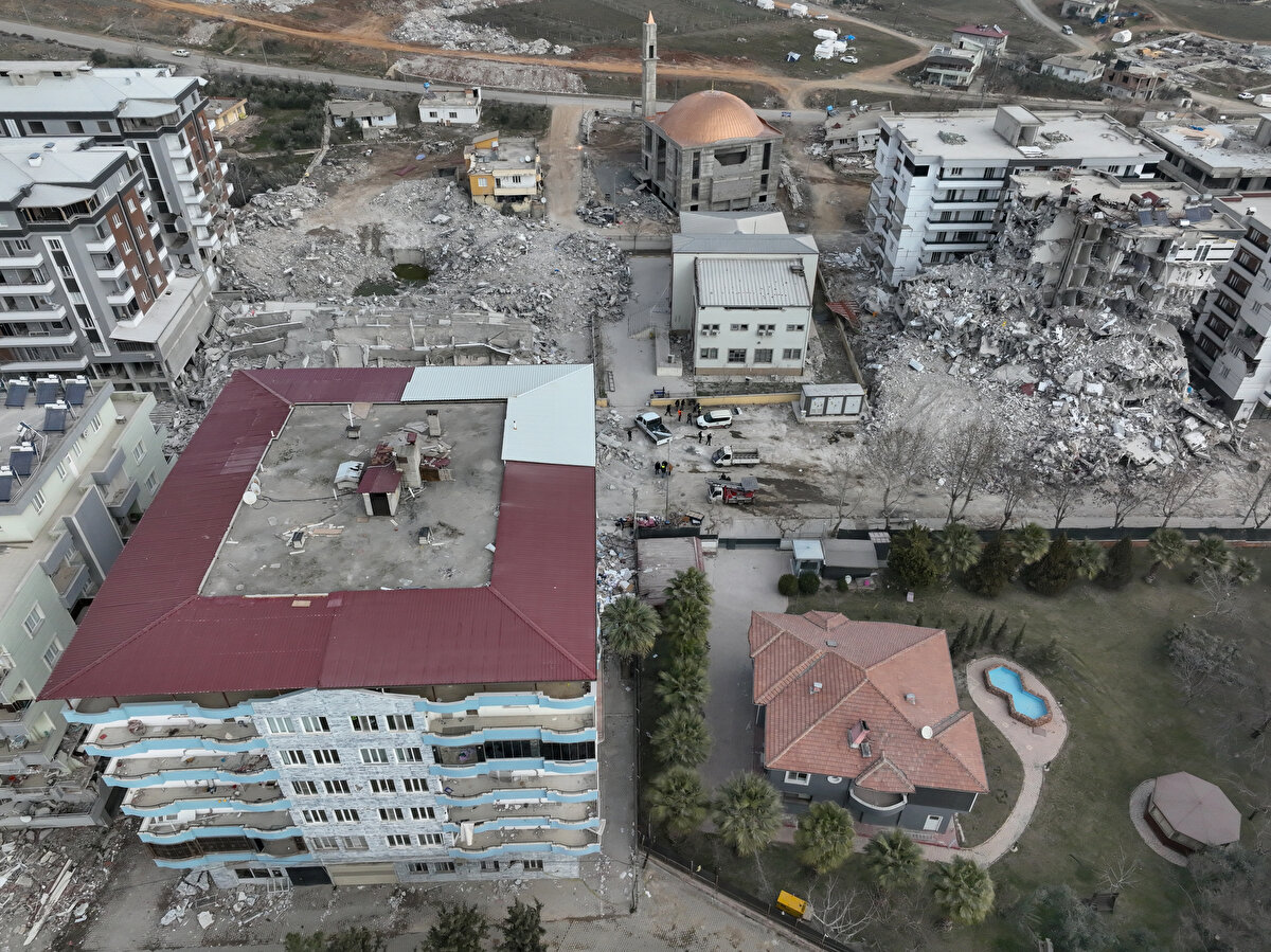 Çekilen fotoğraflar ve dron görüntüleri, depremin acı izlerini gözler önüne seriyor.<br>