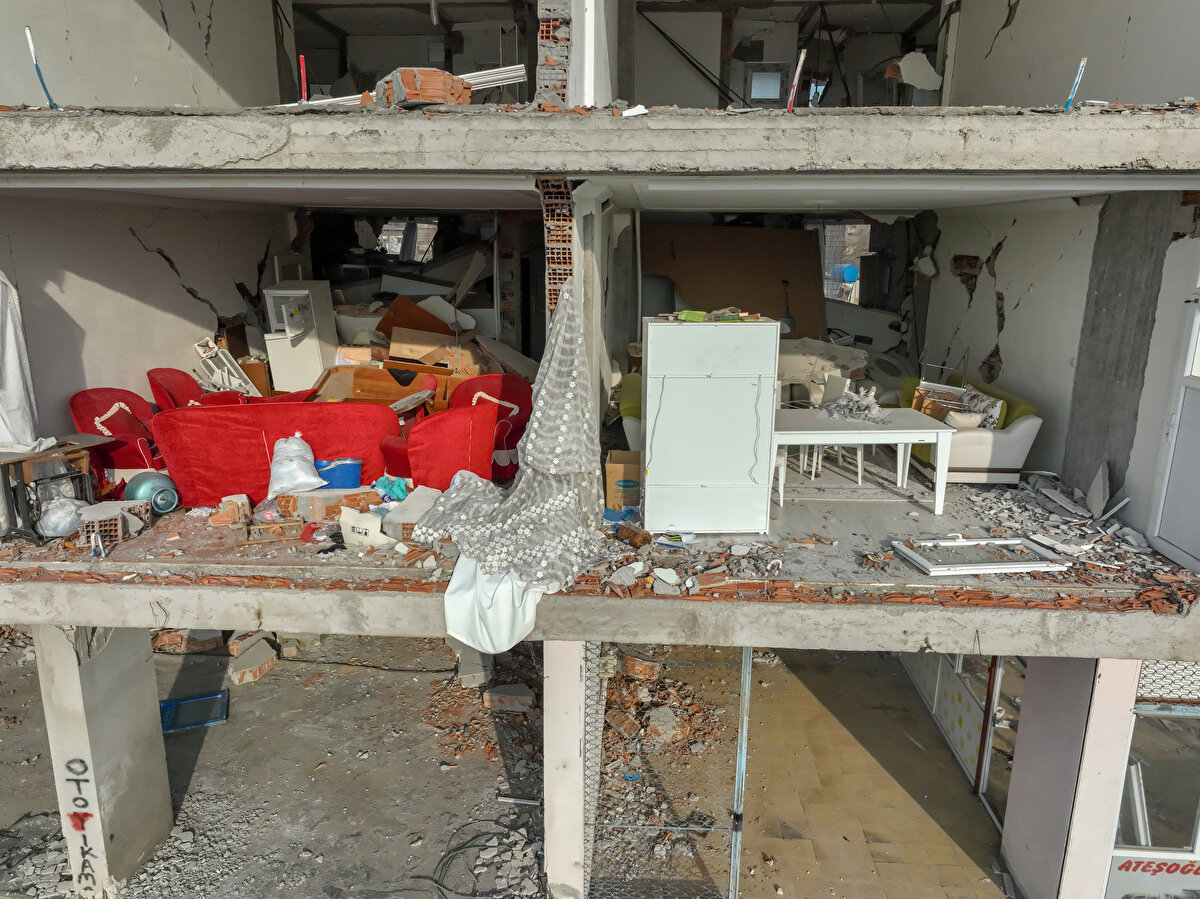 "Allah'tan geldi. Bunu bilemezsin ne zaman olacağını. Biz o gün zaten dükkanda hazırlık yaptık. Çay içiyordum. Bir anda bir gürültü duydum. Ne olduğunu bilmedik. Bizi duvardan ta öbür duvara çarptı. Ondan sonra çocuklara dedim kaçışın. Sonra sarsıntı devam etti, aşağı attı beni, kolumun üst tarafında ve alt tarafında çatlaklar var. İlçede her yer dümdüz oldu. Şu anda buranın en büyük sıkıntısı ise su. İnsanlar banyo yapamıyor."<br>