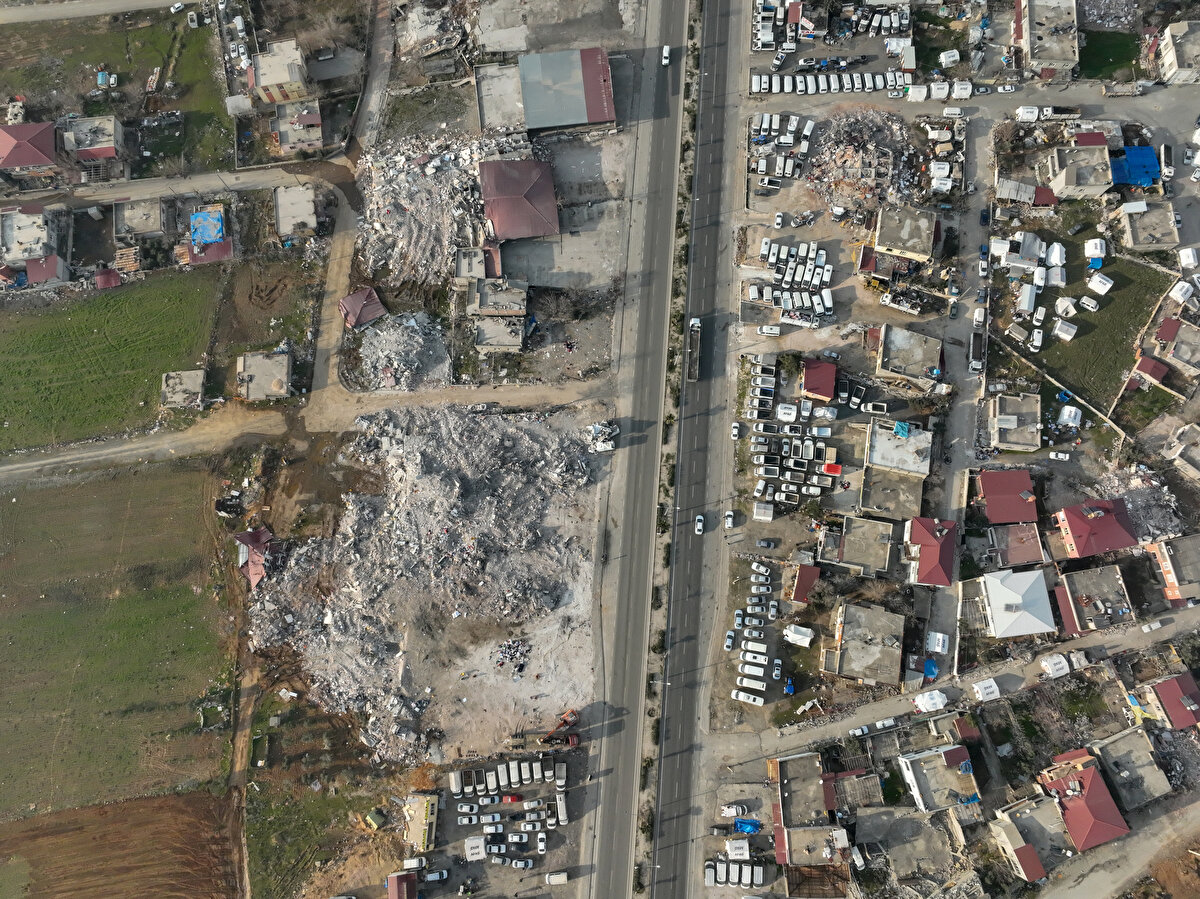 Hayatın normale dönmesi için çalışmaların sürdüğü ilçenin yeniden ayağa kaldırılması amacıyla ülkenin birçok yerinden gelen belediye ekipleri, çöplerin toplanmasından suların verilmesine kadar birçok alanda görev yapıyor.<br>