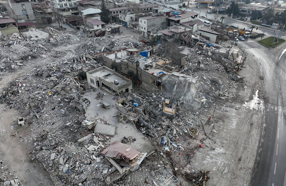 İlçenin Kahramanmaraş Bulvarı boyunca uzanan oto alım-satım bölgesinde hasar gören yüzlerce araç depremin şiddetini gösteriyor.<br>