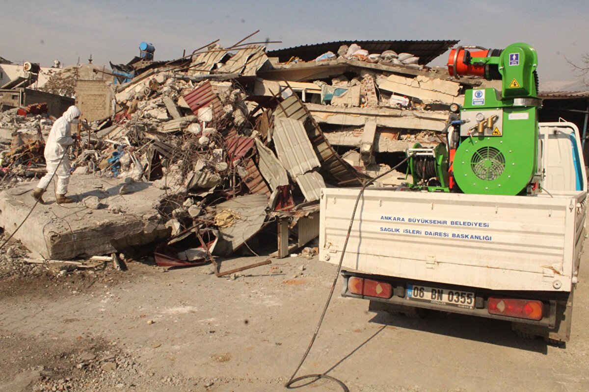 Kahramanmaraş merkezli depremlerin ardından bulaşıcı hastalık riskine karşı Kahramanmaraş Belediyesi İlaçlama Şube Müdürlüğü ekipleri, il merkezindeki enkaz alanlarını tek tek dolaşıp, ilaçlama yaptı. <br>