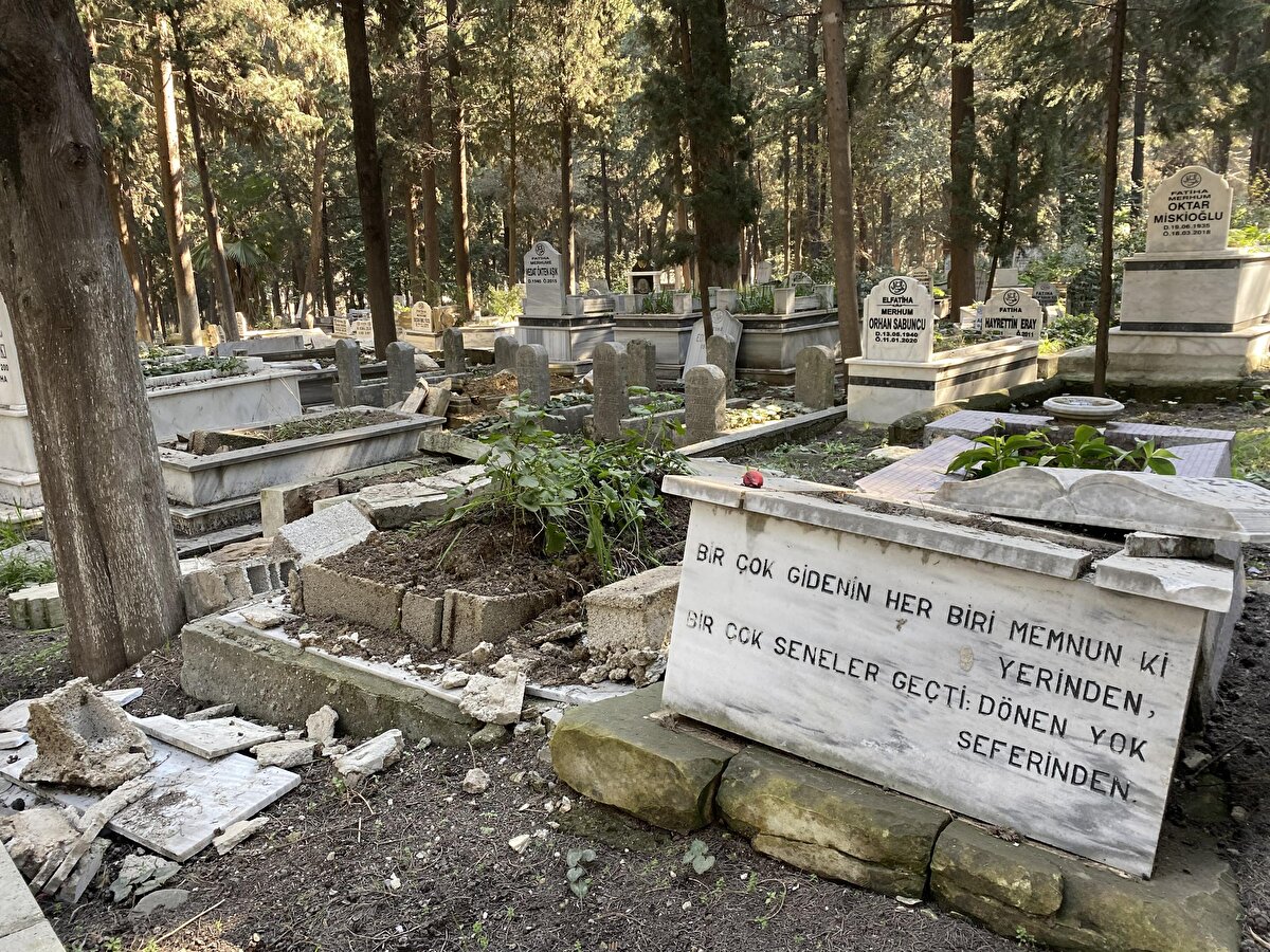 Antakya Asri Mezarlığı'ndaki çok sayıda mezar ve mezar taşı kırıldı. 
