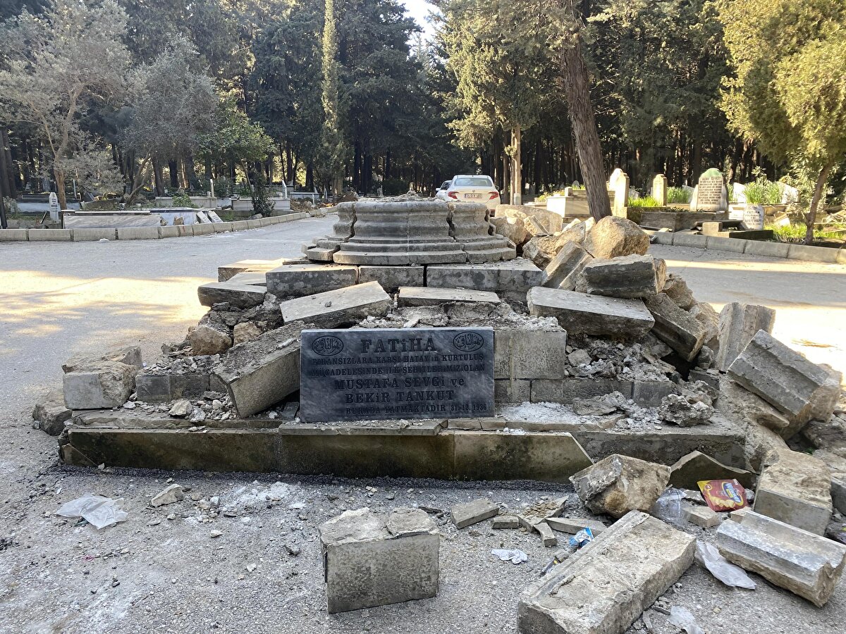 Bazı mezarlarda çökme meydana gelirken, bazı mezarların mermer bölümleri ve mezar taşları kırıldı.