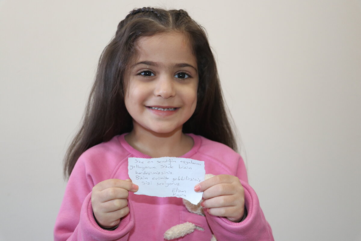 Yenişehir Anaokulunda öğrenci 5 yaşındaki Elizan Kayra, en sevdiği eşyalarını depremzedeler için bağışladı. 