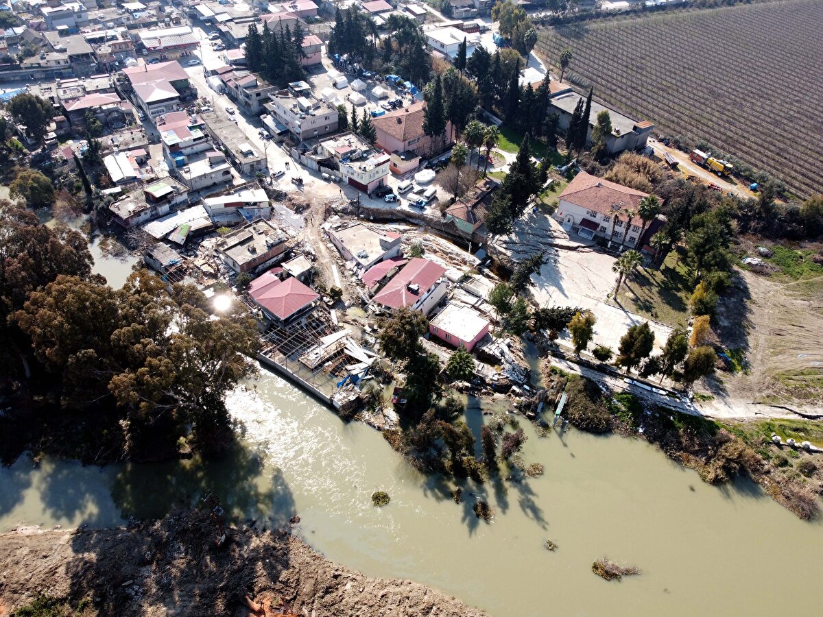 Kahramanmaraş'ın Pazarcık ve Elbistan ilçelerinde 6 Şubat'ta meydana gelen 7,7 ve 7,6 büyüklüğündeki depremler, Antakya ilçesinin birçok noktasında yıkıma yol açtı.