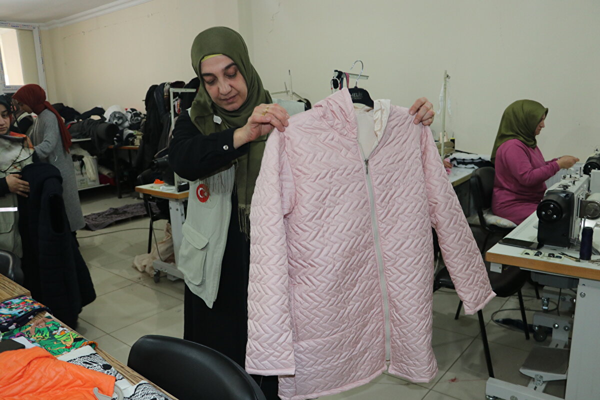 Batman'da İHH İnsani Yardım Derneğinin giyim atölyesinde bir araya gelen gönüllü kadınlar depremzedeler için mont, pijama takımı, tayt ve tişört gibi ürünler dikiyor.<br><br>Dernek sorumlusu Emine Ayhan, gazetecilere, 8 Şubat'ta atölyede başlayan çalışmalarının aralıksız sürdüğünü söyledi.