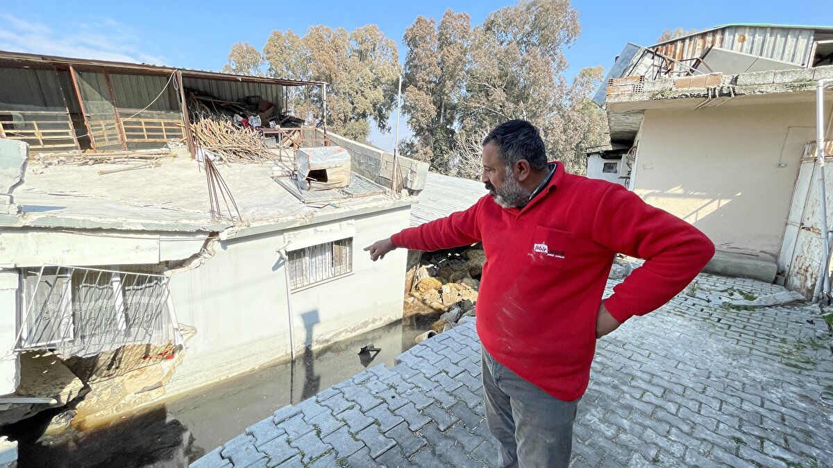 Evin kaydığını fark ettiğini anlatan Sertel, "İlk sarsıntıyı hissettikten sonra uyandık. Yaklaşık 20 gün önce olduğu gibi hafif sallantının geleceğini düşündük. Önce sağa sola sallandık, ikinci vuruşta da ev sanki havaya kalktı, geri indi. En son duvar üzerime yıkıldı." dedi.<br><br>Sertel, kendilerini dışarıya attıklarında önünde dağ gibi çıkıntı oluştuğunu gördüğünü aktararak, "Normalde benim evim yoldan 2 metre yüksekteydi. Evim, yaklaşık 3,5 metre yan tarafı kaydı, şu anda normalden de 5 metre aşağıda. Bir sağa, bir sola gitti, hangi tarafa gittiğimizi biz de şaşırdık." şeklinde konuştu.<br><br>Sertel, çatısı yıkılan ahırındaki hayvanlarından bazılarının da yaralandığını belirtti.<br><br>Bu arada mahallede oluşan çöküntü ve sürüklenen evler, havadan görüntülendi.