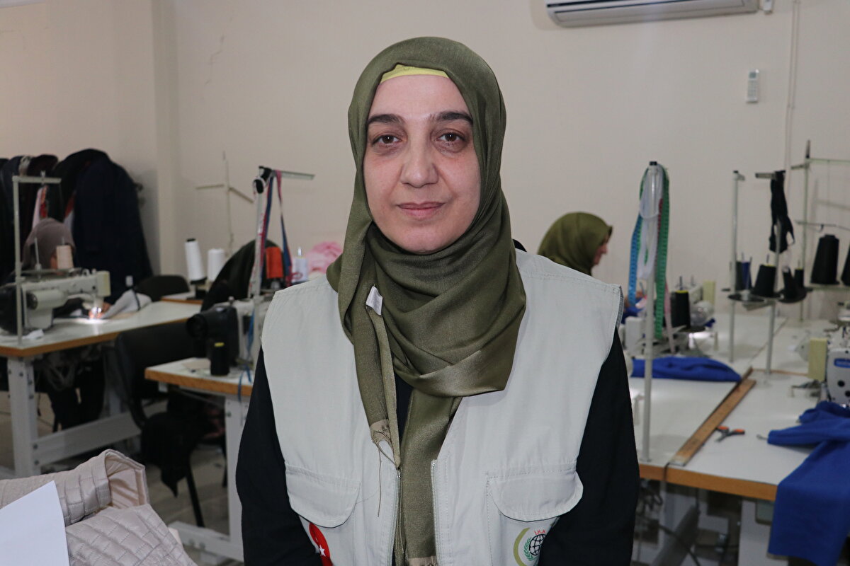 Atölyede üretim yapan kadınlardan Aysel Aygün de birlik ve beraberlik içinde olunması gerektiğini belirtti.<br><br>Evdeki kumaşlarını atölyeye getirdiğini, bunlarla çeşitli ürünler diktiğini anlatan Aygün, "Kardeşlerimize yardımcı olmaya çalışıyoruz. Bunu da canıgönülden yapıyoruz. İmkanı olan herkesi katkı sunmaya davet ediyoruz." ifadelerini kullandı.