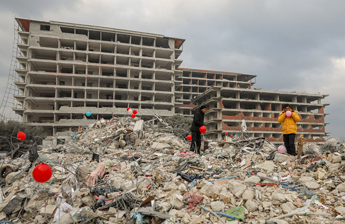 Depremin ilk haftasında Adana ve Hatay'da arama-kurtarma çalışmalarına katıldıklarını söyleyen Okur, "Her bir çocuğun cansız bedeni, elime geldiği zaman içimden bir parça koptu.