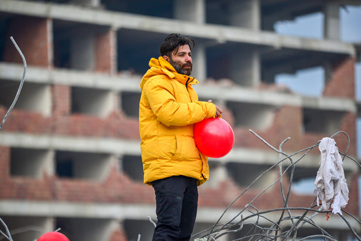 Burada bir sürü meleğimi kaybettim. Balonları, burada hayatını kaybeden çocukların adına asıyoruz. Buradaki her bir balon, bir çocuğu temsil ediyor" dedi.