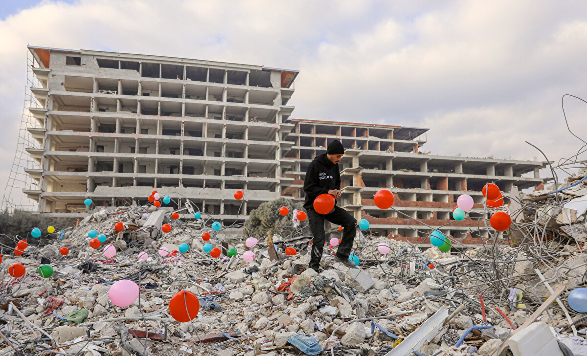 Balonları Hatay'ın her yerine ulaştırmaya çalıştıklarını söyleyen Okur, "Hayatını kaybeden çocukların anısını yaşatmaya çalışıyoruz. Bu balonları keşke çocukların ellerine verebilseydik. Ne yazık ki çocuklarımızı kaybettik. Burası bir anaokuluydu ve binada çok fazla çocuk yaşıyordu. Elimizin değdiği, çocukların yaşadığı her yere, bu balonları asmayı düşünüyoruz" diye konuştu.