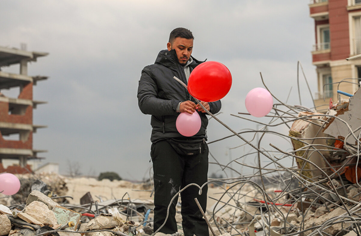 Herkes normalmiş gibi davranıyor ama acı her gün fazlalaşıyor. Enkazlardan çocukların oyuncakları, terlikleri çıkıyor. Bu acı anlatılacak bir şey değil" dedi<br><br><iframe width="560" height="315" src="https://www.youtube.com/embed/dKbChv-urL0" title="YouTube video player" frameborder="0" allow="accelerometer; autoplay; clipboard-write; encrypted-media; gyroscope; picture-in-picture; web-share" allowfullscreen></iframe>