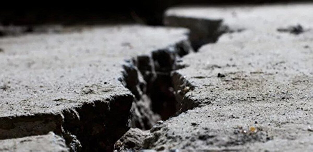 Deprem iki taraflı kırılarak (KD-GB) doğrultulu, güneyde tek bir parçanın, KD'ya doğru ise iki parçanın kırılması ile toplamda Mw=7.7'lik bir deprem ile enerjisini boşaltmıştır.