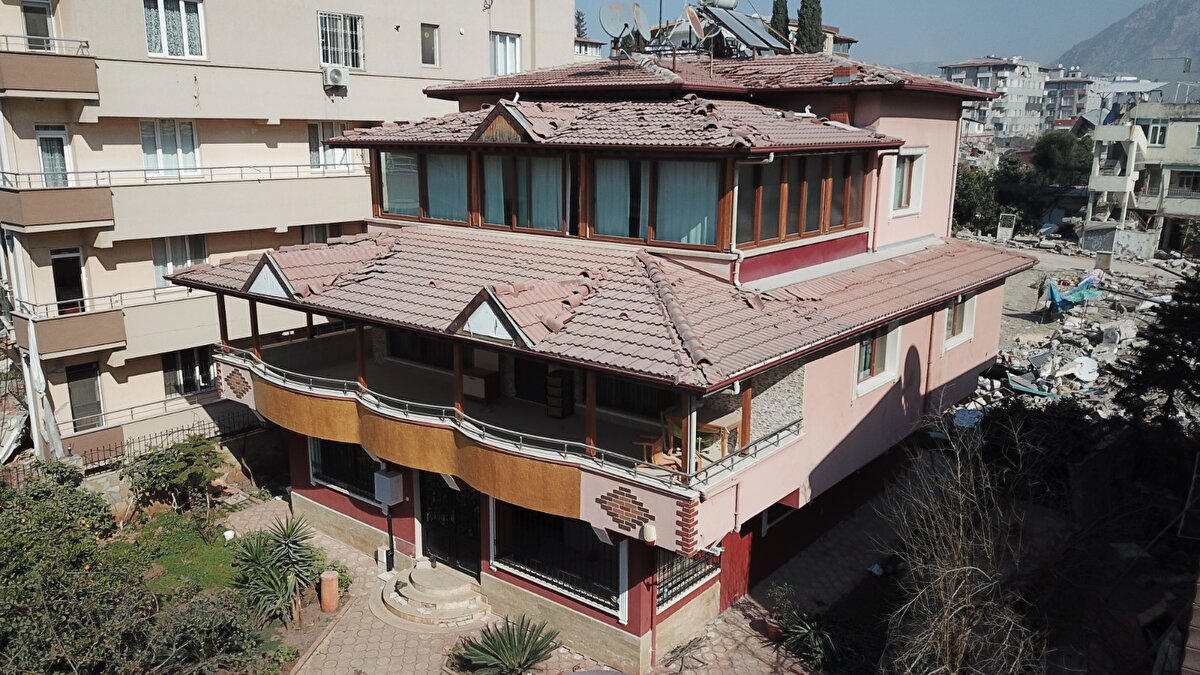  Hasar almayan binalardan biri Çelik Apartmanı. 11 yıl önce Selma Çelik tarafından özel mühendisler tarafından yaptırıldığı belirtilen apartman havadan da görüntülendi.<br>