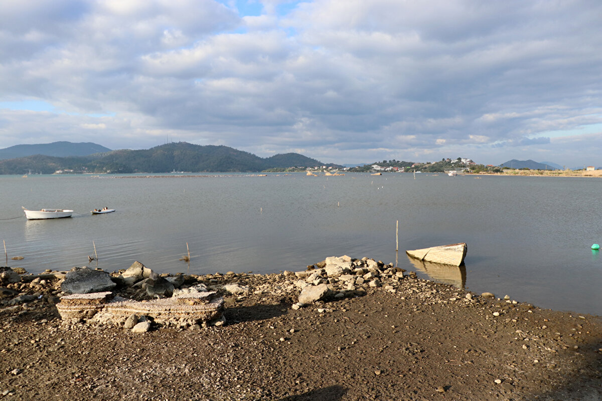 Deniz suyunun yaklaşık 10 metre çekilmesiyle, Murt Deresi'nin taşıdığı alüvyonların oluşturulduğu küçük adacık da ortaya çıktı.<br><br>