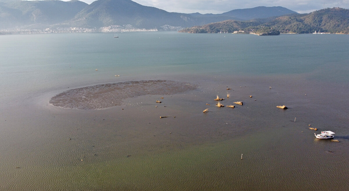 Çekilmenin ardından kıyıda beliren atıklar, Fethiye Belediyesi ekiplerince toplandı.<br><br>