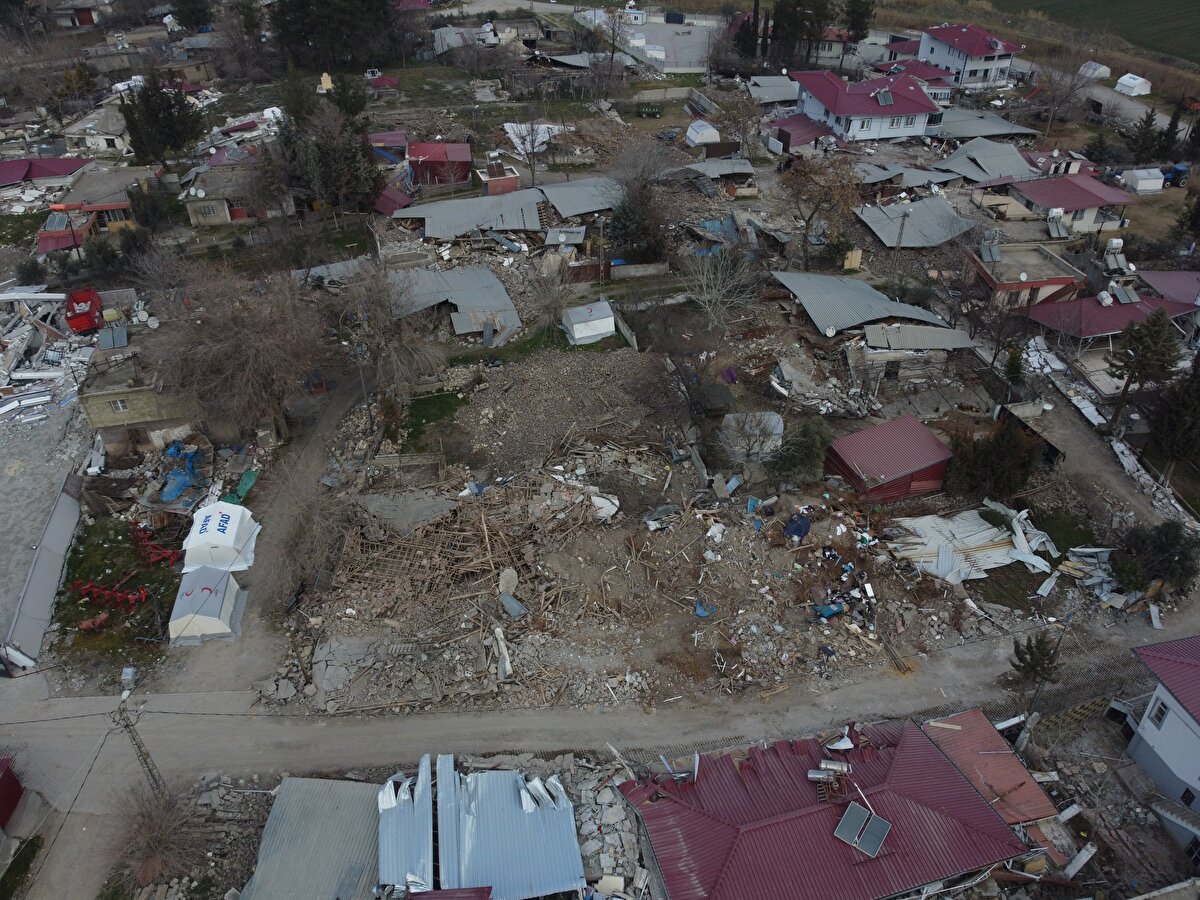 Güven, depremin ardından bölgeye yardımlar geldiğini, köyü toparlamaya çalıştıklarını kaydetti.<br><br>