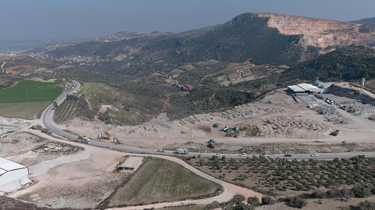 DHA'da yer alan habere göre binalardan kaldırılan moloz yığınları, enkaz döküm sahasına getirilerek belirlenen noktalara dökülüyor.<br><br>