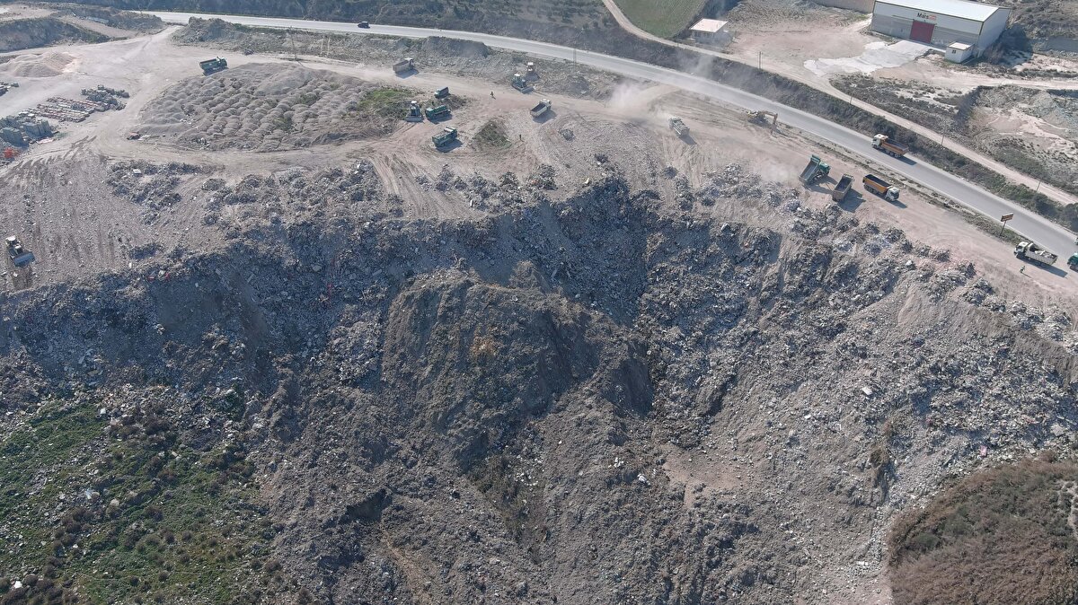 Molozların tepeden vadiye dökülmesi dronla havadan görüntülendi.<br><br>