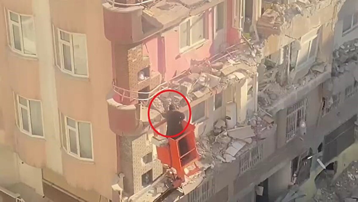 2'nci kata kadar çıkarılan kadın, aldığı taşı cama fırlatarak kedisine seslendi. O anlar cep telefonu kamerasına yansıdı.