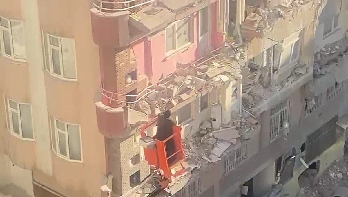 Merkez üssü Kahramanmaraş'ın Pazarcık ve Elbistan ilçeleri olan 7.7 ve 7.6 büyüklüğündeki depremlerden etkilenen Diyarbakır'da 1'i boş 7 bina yıkıldı.