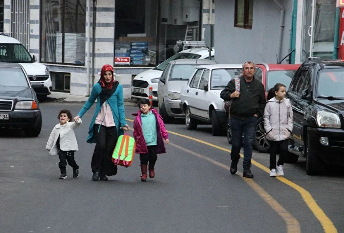 Rehberlik ve araştırma merkezleri tarafından sorumluluk bölgelerindeki rehber öğretmen ve psikolojik danışmanlara, 16-17 Şubat 2023'te, "Deprem ve Yas Psikoeğitim Programları" ile öğretmen-veli oturumları hakkında uzaktan bilgilendirme toplantıları yapıldı.<br><br>Eylem Planı'nda yer alan ikinci aşama çalışmalara ait "Deprem-Öğretmen Oturumu" yarın öğretmenlere, "Deprem-Veli Oturumu" ise 21-22 Şubat 2023 tarihleri arasında rehber öğretmen ve psikolojik danışmanlar tarafından velilere uygulanacak. Oturumlarda, kaygı ve stres farkındalığı, bunlarla olumlu başa çıkma gibi temalardan oluşan içerikler yer alıyor.