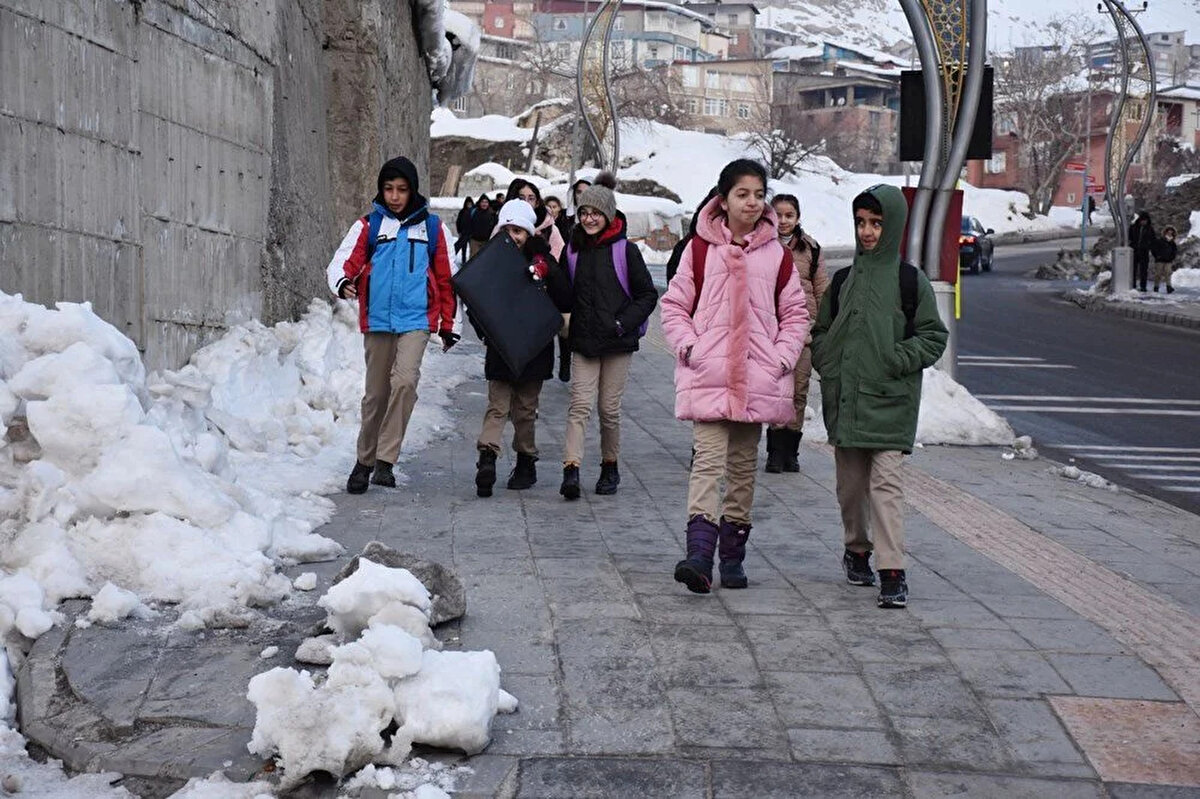 Bakanlık ayrıca deprem nedeniyle Olağanüstü Hal (OHAL) ilan edilen illerdeki ortaokul ve lise kademelerindeki öğrencilerin istemeleri halinde, ülke genelindeki okul pansiyonlarına doğrudan parasız yatılı olarak yerleştirilebileceğini açıkladı.<br><br>