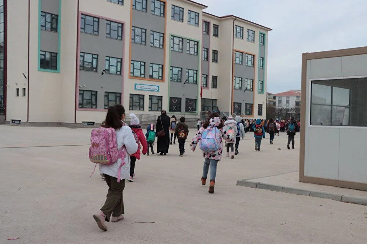 Psikososyal Destek Eylem Planı kapsamında, depremin etkilediği 10 ilde MEB tarafından görevlendirilen rehber öğretmen ve psikolojik danışmanlardan oluşan psikososyal destek ekipleri tarafından, psikolojik ilk yardım programı (PİY), öğrenci, öğretmen ve ailelere yönelik olarak uygulanmaya başlandı. Bu çalışmalar, 1 Mart 2023'e kadar devam edecek.<br><br>Ayrıca deprem bölgesi illerinden nakledilerek diğer illere yerleştirilen öğrenci, veli, öğretmen ve diğer bireylere yönelik, okulların kapalı bulunduğu süre içerisinde il ve ilçe psikososyal destek ekiplerince başlatılan PİY çalışmaları sürüyor.