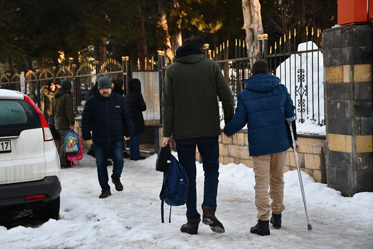 2022-2023 eğitim öğretim yılının, 12 Eylül 2022'de başlayan ve 20 Ocak'ta sona eren birinci döneminin ardından okullar 6 Şubat'ta açılacaktı. Ancak, Kahramanmaraş merkezli 6 Şubat 2023'te yaşanan ve bölgedeki pek çok ili etkileyen depremler ve iklim şartları nedeniyle yarıyıl tatilinin ardından eğitim-öğretim faaliyetlerine ara verildi.<br><br>