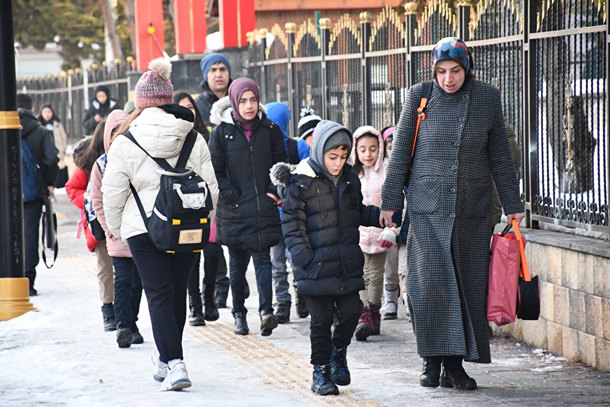 Afet bölgesinde öğrenim gören öğrenciler, 2022-2023 eğitim ve öğretim yılının ikinci döneminde devamsızlıkla ilgili hükümlerden muaf tutulacak. Ayrıca depremin yaşandığı 10 ilden diğer illere nakil olan öğrencilerin de devamsızlıkla ilgili hükümlerden muaf tutulacağı bildirildi.<br><br>
