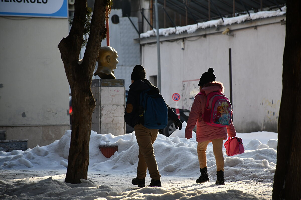 Depremden etkilenen illerdeki eğitim-öğretime de yardım ve barınma ihtiyacına yönelik faaliyetlerin yürütülmesi ve hasar tespit çalışmalarının şubat ayı sonuna kadar tamamlanmasının beklenmesi nedeniyle 1 Mart itibarıyla başlatılması için planlama yapılıyor.<br><br>