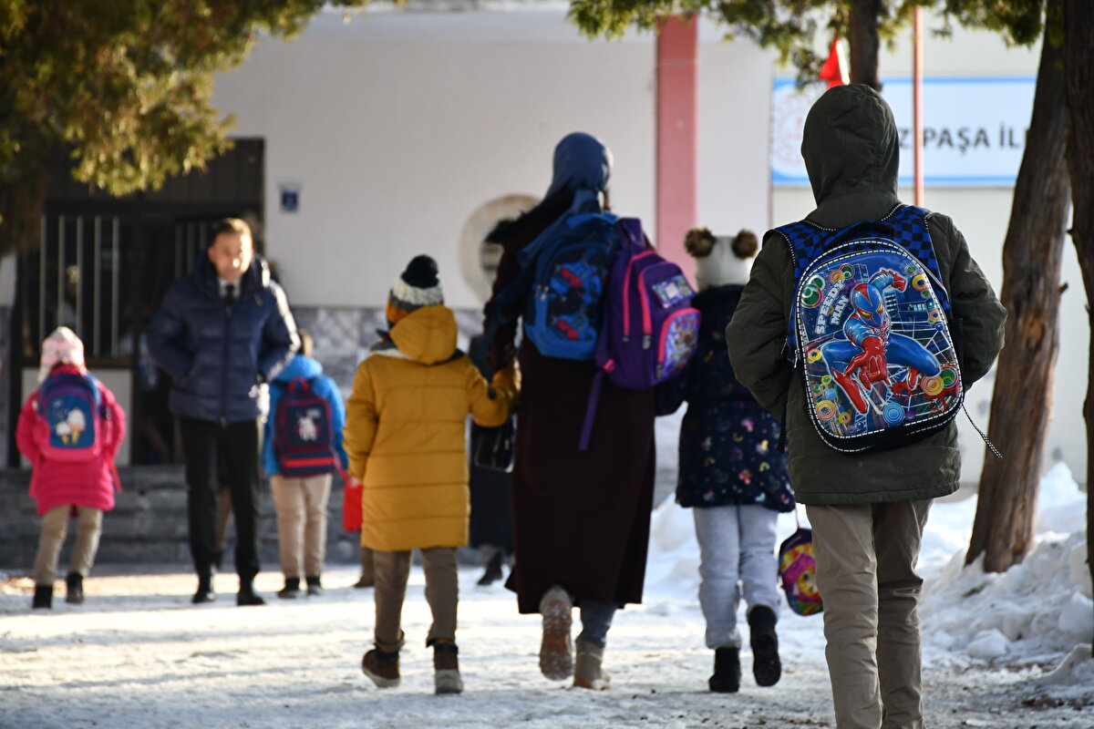 Depremden etkilenen iller dışındaki 71 ildeki tüm kademelerdeki öğrenciler, bugün ders başı yapıyor.<br><br>