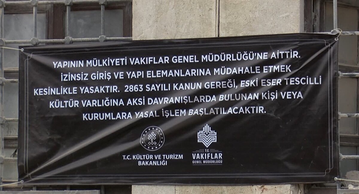 Asırlar boyunca birçok medeniyete ev sahipliği yapan merkez Antakya ilçesindeki çok sayıda bina, 'asrın felaketi' olarak nitelendirilen depremlerde yıkıldı. Antik Çağ'da Orta Doğu zenginlerinin alışveriş merkezi haline gelen ve geceleri de meşaleler kullanılarak aydınlatıldığı bilinen Kurtuluş Caddesi'ndeki yapılar da depremde ağır hasar aldı. 