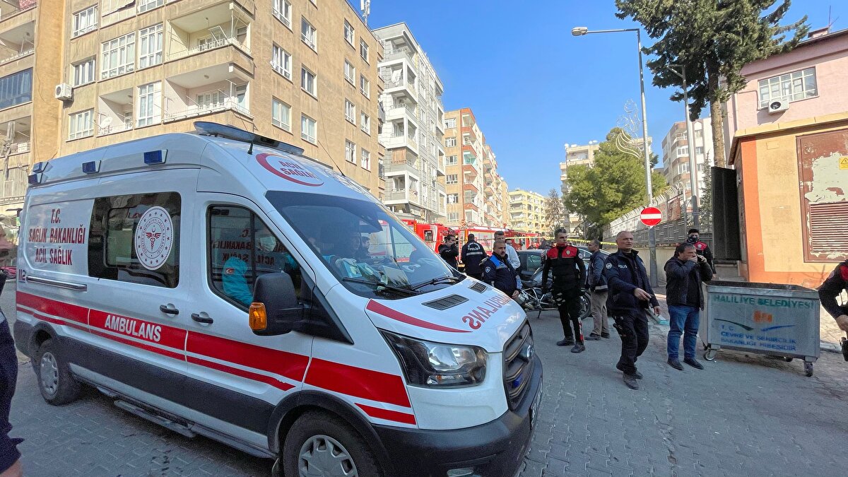 Binanın tedbir amacıyla kontrollü şekilde tahliye edildiği belirtildi.<br><br>